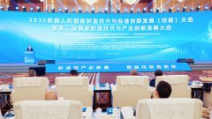 <b>参会嘉宾驻脚旁不雅</b>